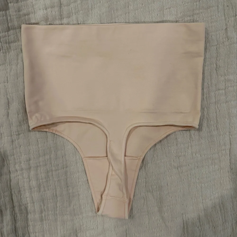 NWOT Skims Shaping Thong in Sand - Picture 2 of 3